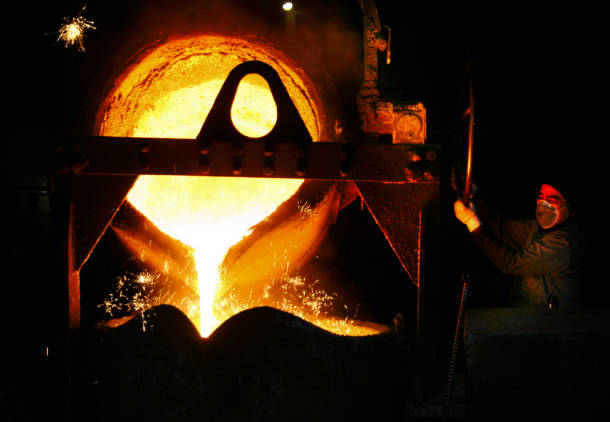 溶かした鉄を移し替える谷口鋳工の作業現場